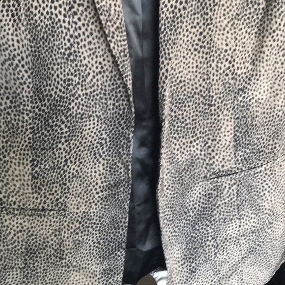Chloe K tiny leopard print long sleeve open front blazer. New without tags. - Picture 5 of 8